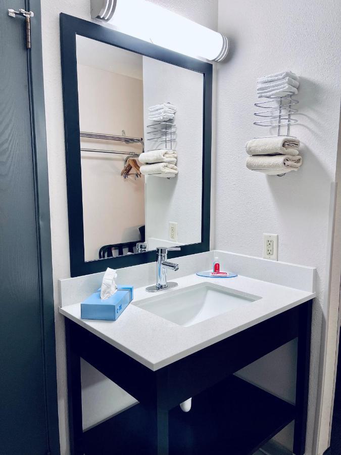 Econo Lodge Williston Kültér fotó